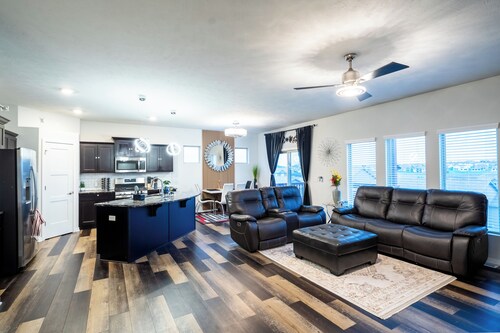 Modern Omaha-Elkhorn Home , Quiet & Spacious