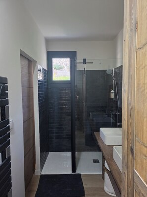 Ducha, secador de pelo, toallas, jabón