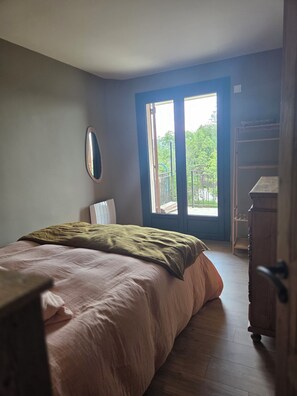 Acceso a internet y ropa de cama 