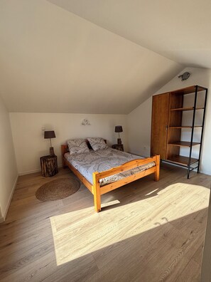 Tabla de planchar con plancha, wifi gratis y ropa de cama 