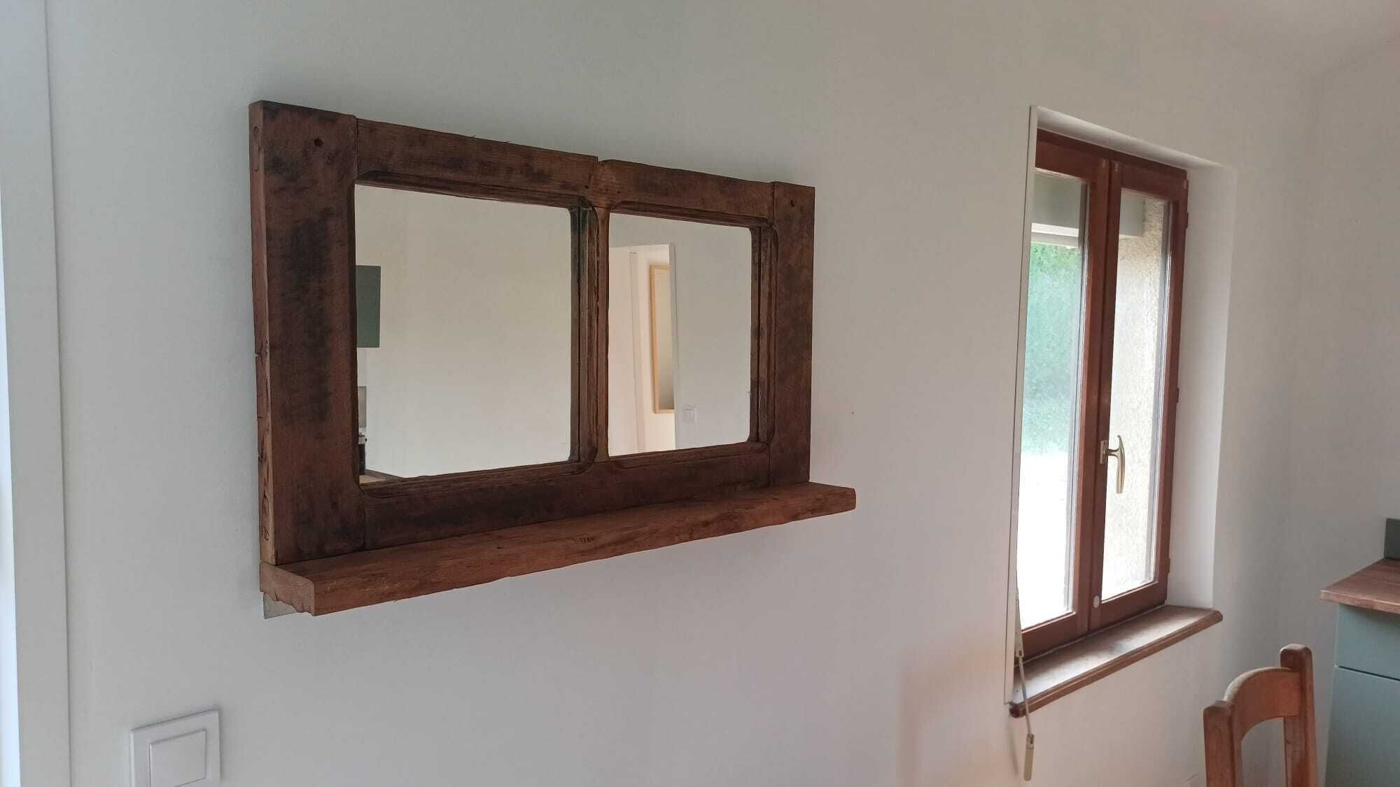 Ein Zimmer mit einem großen Fenster und einem kleineren Fenster darüber.