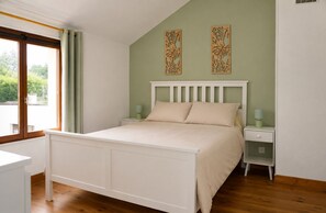 Iron/ironing board, travel crib, free WiFi, bed sheets - Vrbo Property (Monthou-sur-Cher)