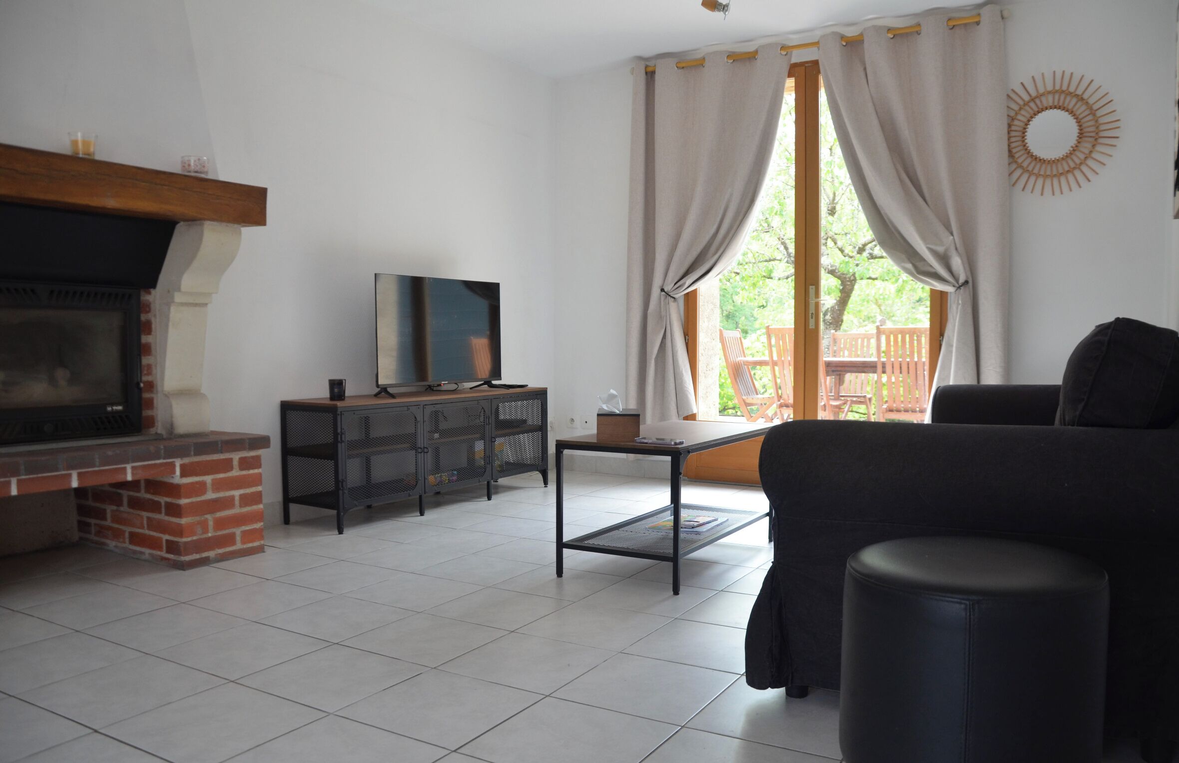 TV connectée, cheminée, livres