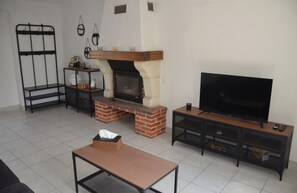 Smart TV, chimenea y libros