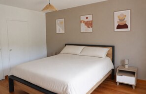 3 habitaciones, tabla de planchar con plancha y cuna de viaje