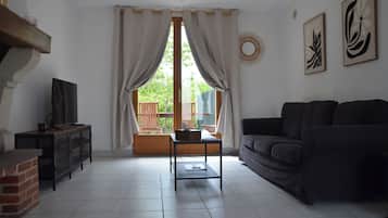 Smart-TV, Kamin, Bücher