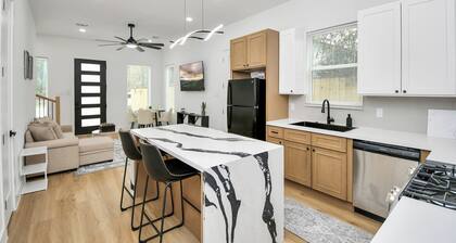 Luxury Retreat - 5 Min to NRG & Med Center - Sleeps 8 - Backyard + Free Parking