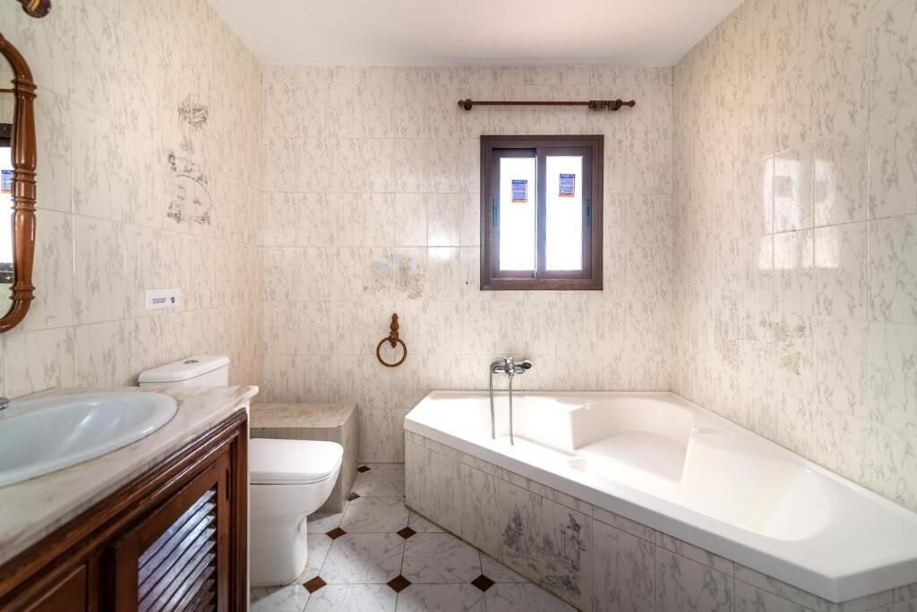 Ein Badezimmer mit Badewanne, Toilette und zwei Waschbecken.