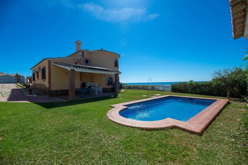 Ein Haus mit Swimmingpool, Terrasse und Meerblick.