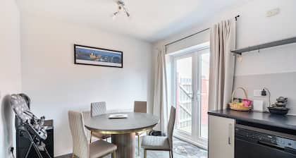 House Sleeps 6 - Enclosed Garden, Pet Friendly