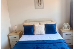 3 bedrooms, iron/ironing board, free WiFi, bed sheets - House Sleeps 6 - Enclosed Garden, Pet Friendly (Bridgwater)