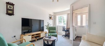 House Sleeps 6 - Enclosed Garden, Pet Friendly