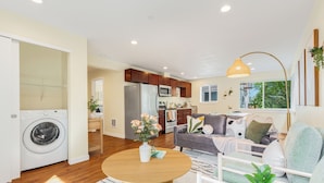 A modern apartment with a kitchen, living room, and laundry area. - Designated Parking · AC · Walks to Space Needle/DT (Seattle)