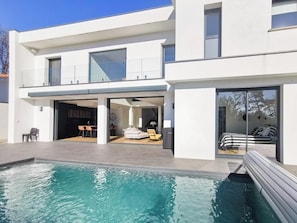 Pool - Contemporary villa with a pool in Bayonne, set in lush greenery (Bayonne)