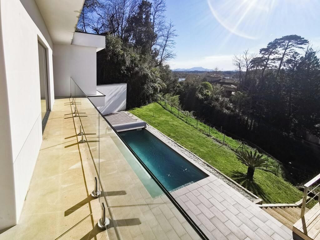 Un área de piscina exterior moderna con vistas despejadas del paisaje circundante.