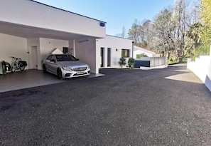 Property grounds - Contemporary villa with a pool in Bayonne, set in lush greenery (Bayonne)
