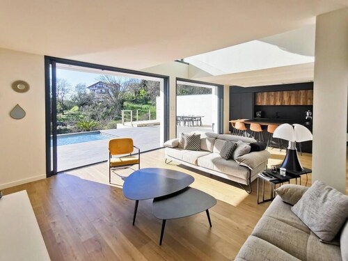 Contemporary villa with a pool in Bayonne, set in lush greenery