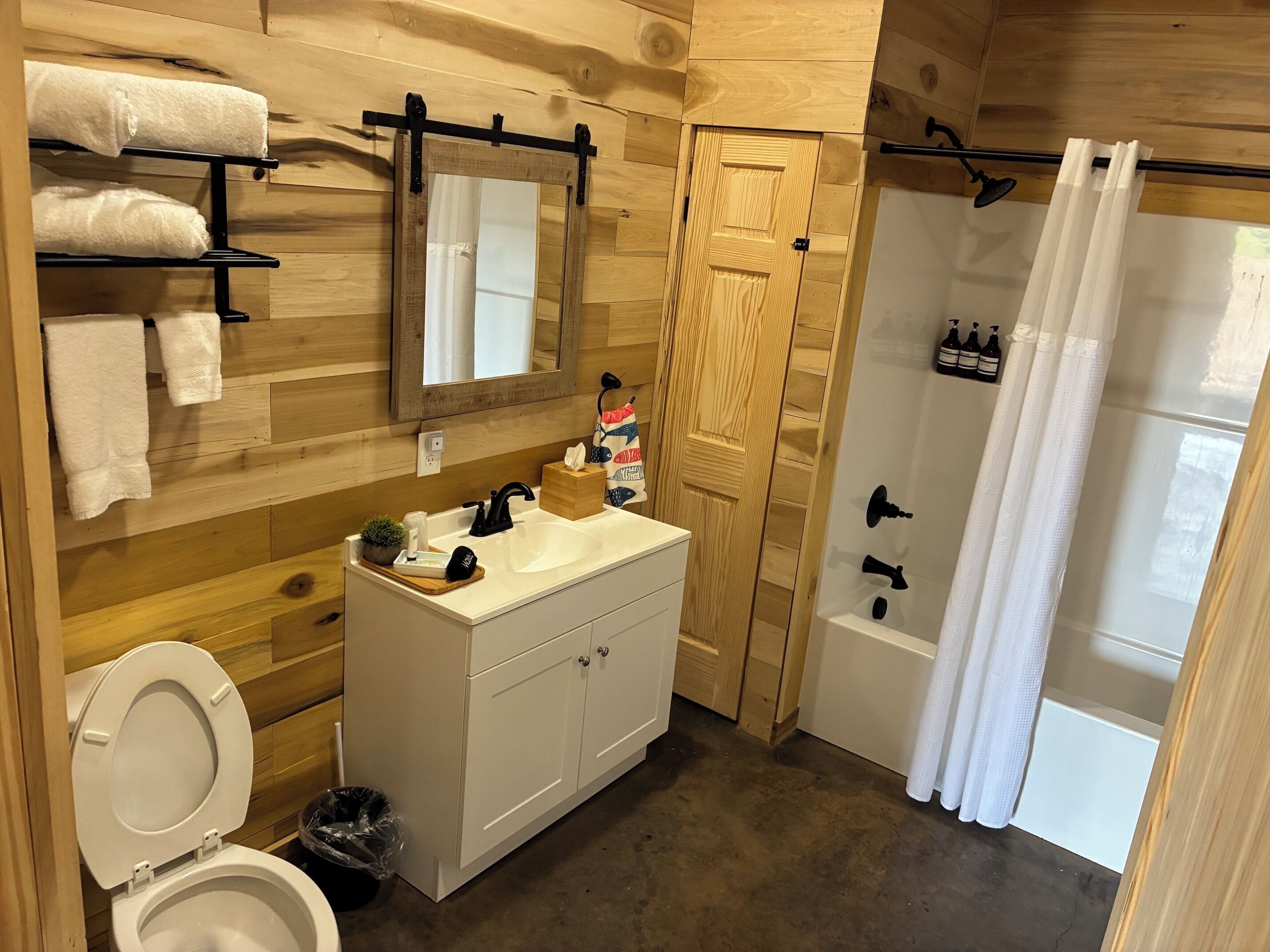 Suite Keluarga | Kamar mandi | Kombinasi shower/bathtub dan perlengkapan mandi gratis