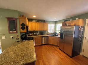 Coffee/tea maker, fridge, microwave, oven - Marvelous 4-bedroom house in Bend perfect for your getaway (Bend)