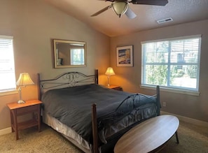 4 bedrooms, free WiFi, bed sheets - Marvelous 4-bedroom house in Bend perfect for your getaway (Bend)