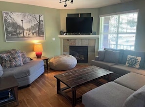 Smart TV, fireplace, books, stereo - Marvelous 4-bedroom house in Bend perfect for your getaway (Bend)