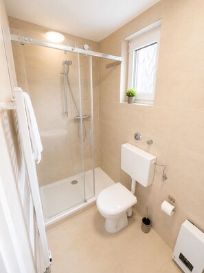 Hair dryer, towels, soap, toilet paper - Vrbo Property (Hamm)