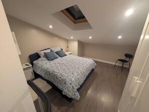 Tabla de planchar con plancha, wifi y ropa de cama 