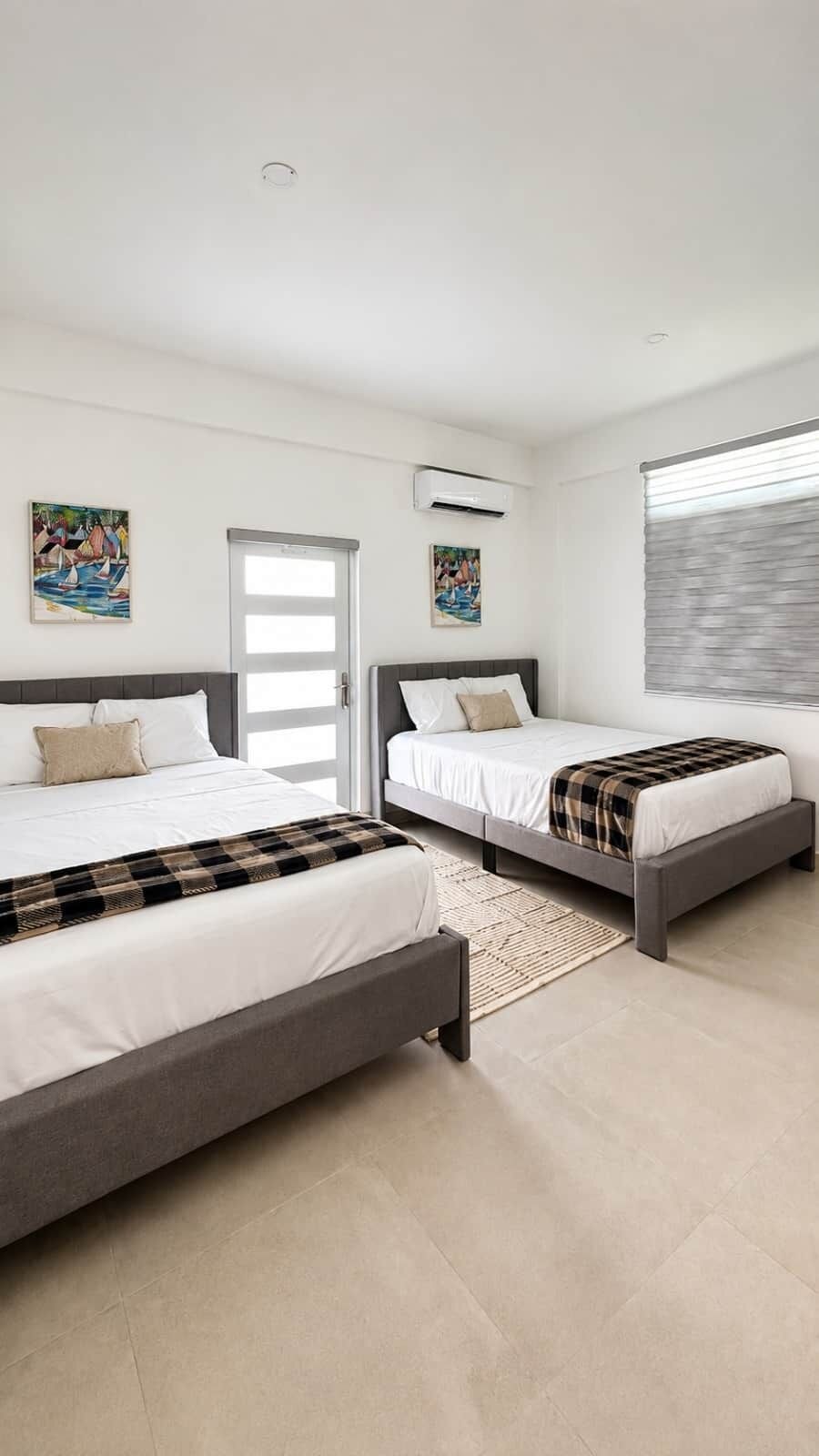 Tabla de planchar con plancha, wifi y ropa de cama 
