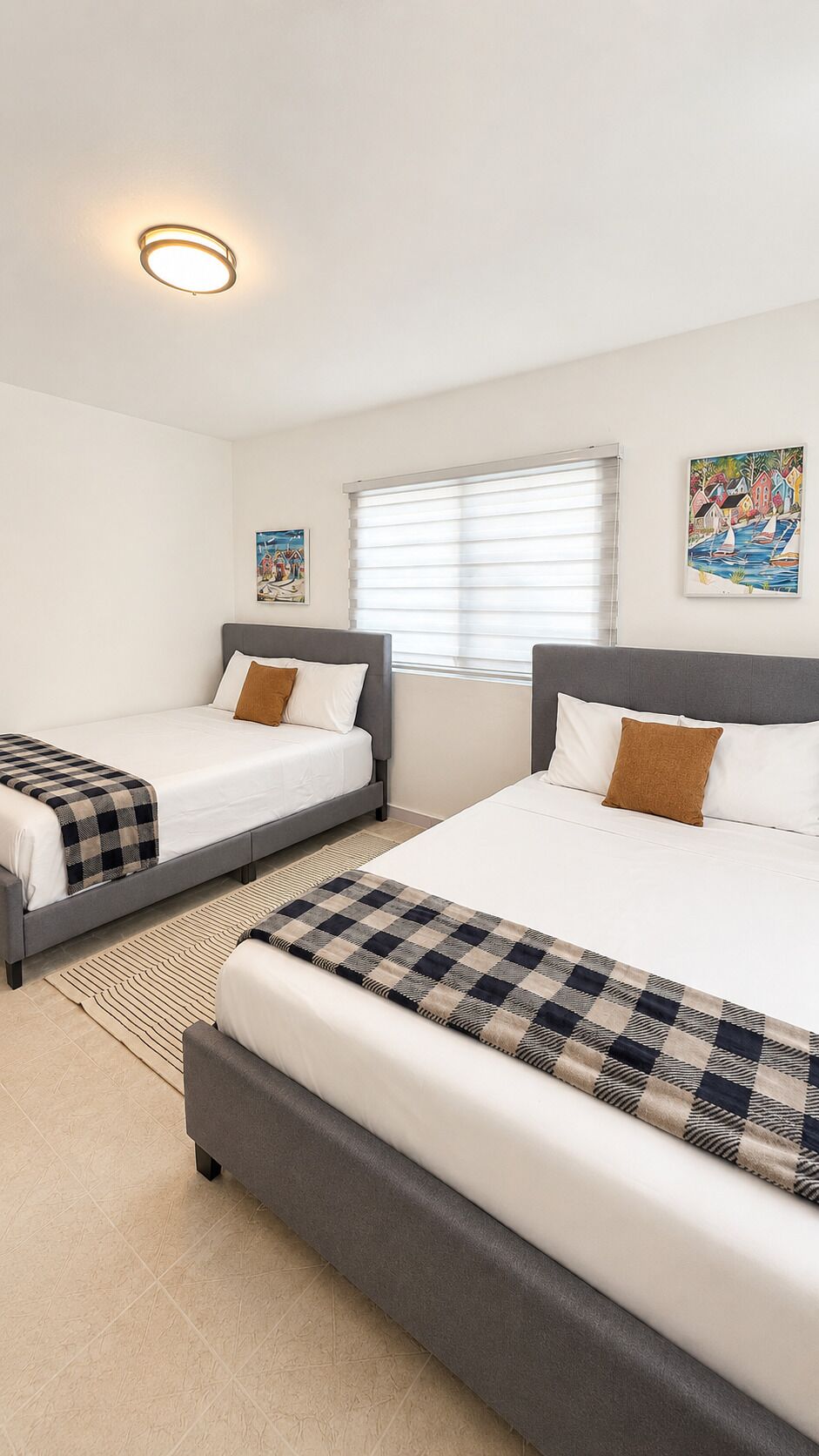 Tabla de planchar con plancha, wifi gratis y ropa de cama 
