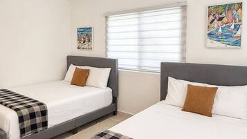 Tabla de planchar con plancha, wifi gratis y ropa de cama