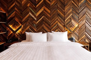 Deluxe Double or Twin Room | Peti besi dalam bilik, meja, ruang kerja komputer riba, kalis bunyi 