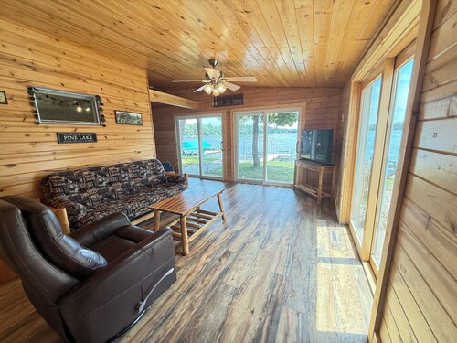 Pine Lake Escape: 3-bedroom cottage, perfect for relaxing at the lake.