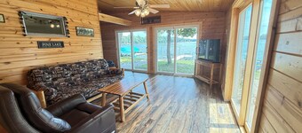 Pine Lake Escape: 3-bedroom cottage, perfect for relaxing at the lake.