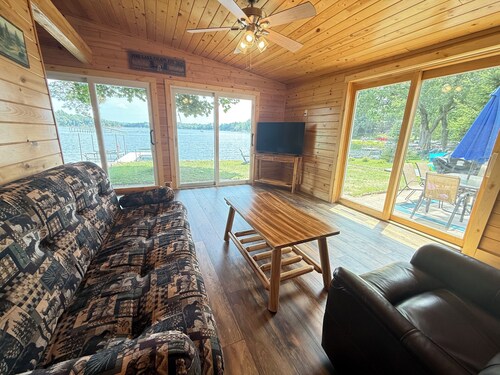 Pine Lake Escape: 3-bedroom cottage, perfect for relaxing at the lake.