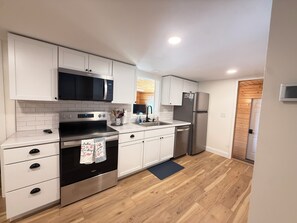 Private kitchen - Pine Lake Escape: 3-bedroom cottage, perfect for relaxing at the lake. (Wild Rose)