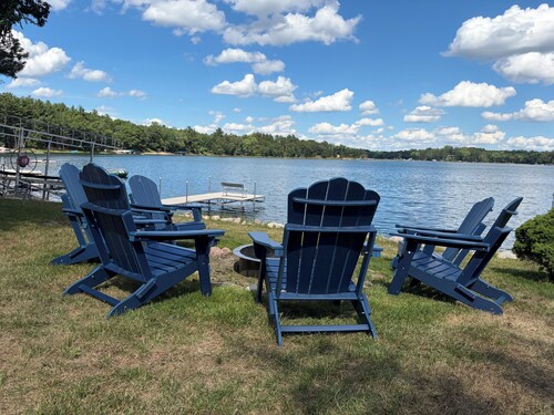 Pine Lake Escape: 3-bedroom cottage, perfect for relaxing at the lake.