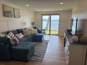 Smart TV - Pine Lake Escape: 3-bedroom cottage, perfect for relaxing at the lake. (Wild Rose)