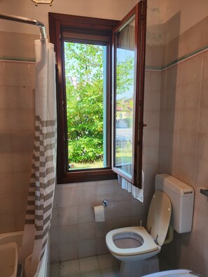 Doccia, asciugacapelli, bidet, asciugamani