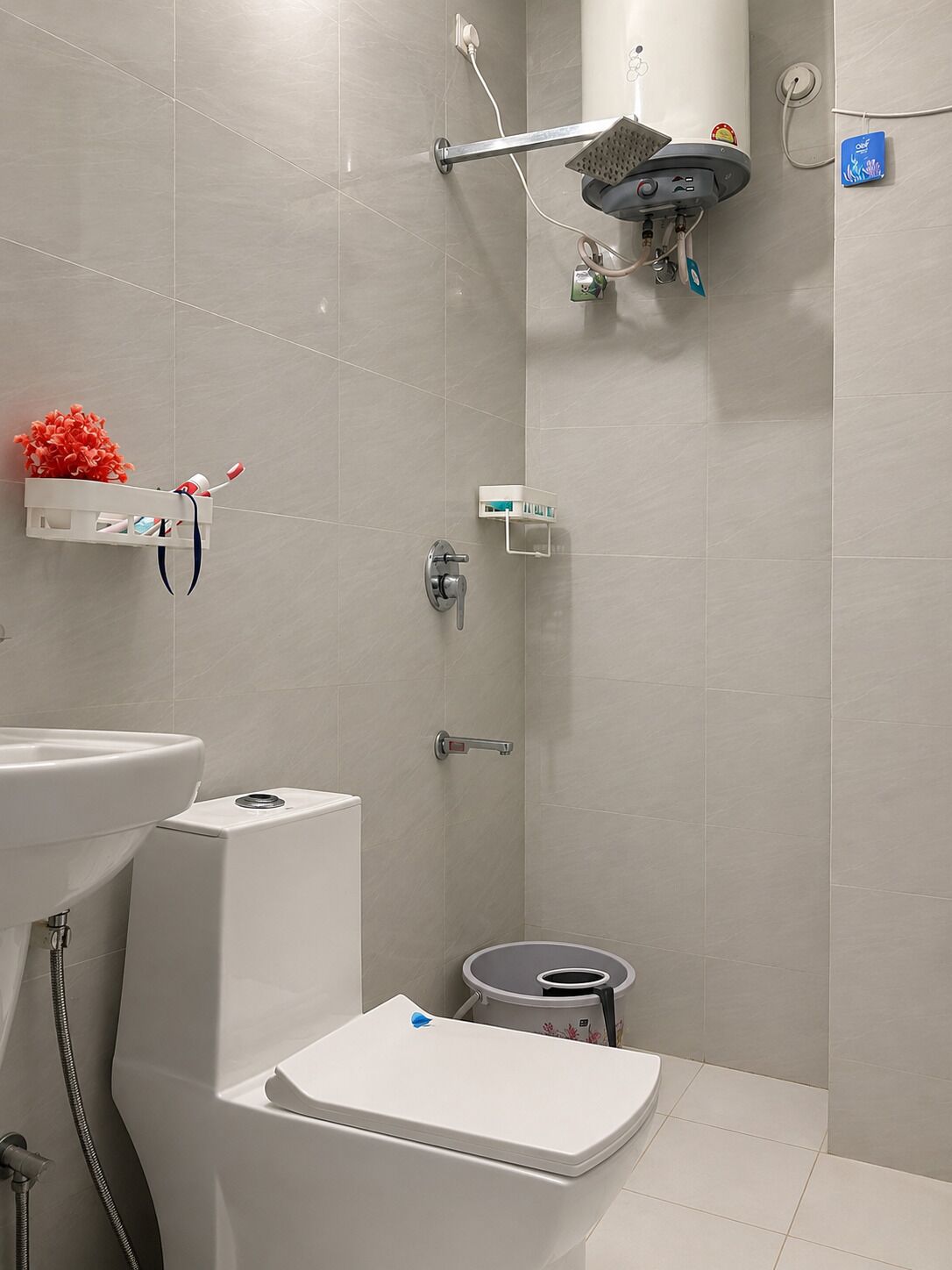 Regadera, toallas, jabón, papel de baño 