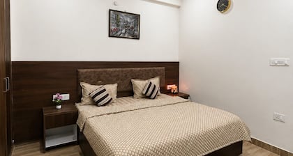 Golden Hours | Balcony Stay in Tapovan