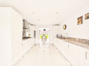 Private kitchen - 4 Bed Modern Spacious House | Parking x3 | EV Charger (Nottingham)