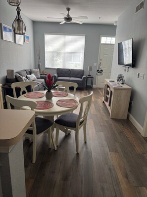 Dining - Beautiful 3-bedroom 2 Full Bathrooms townhome near Disney & Pools (Kissimmee)