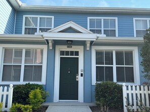 Exterior - Beautiful 3-bedroom 2 Full Bathrooms townhome near Disney & Pools (Kissimmee)