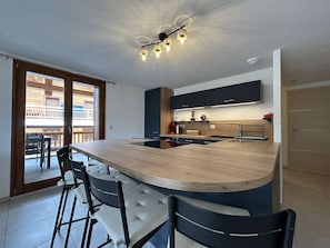 Coffee/tea maker, fridge, microwave, oven - Bright apartment, mountain view - 6 guests (Briançon)