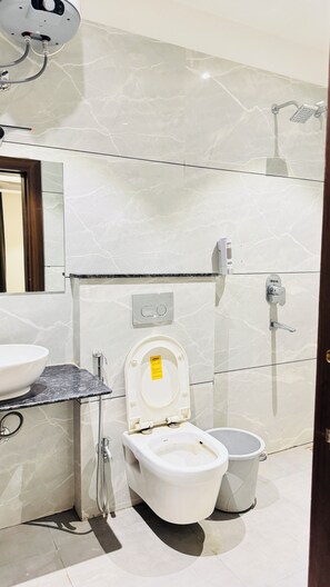 Bathroom | Shower, free toiletries, towels, soap - Hotel Bhasmaarti Ujjain (Ujjain)