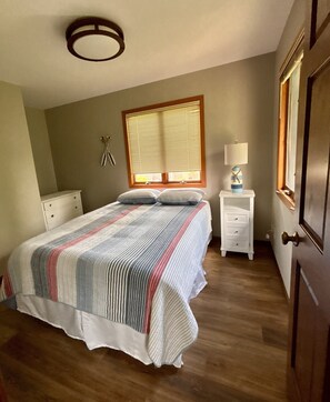 5 bedrooms, iron/ironing board, WiFi, bed sheets