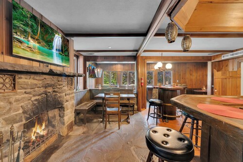 Historic Pump House Inn | 10 BR | Tavern | Hot Tub