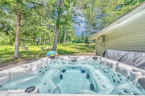 Outdoor spa tub - Historic Pump House Inn | 10 BR | Tavern | Hot Tub (Canadensis)