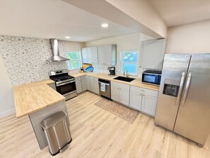 Refrigerador, microondas, horno, placa de cocina