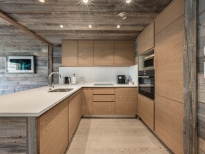 Coffee/tea maker, fridge, microwave, oven - Modern apartment, south terrace - 4 guests (Méribel Village)